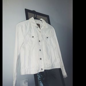 WHITE JEANS JACKET🤍